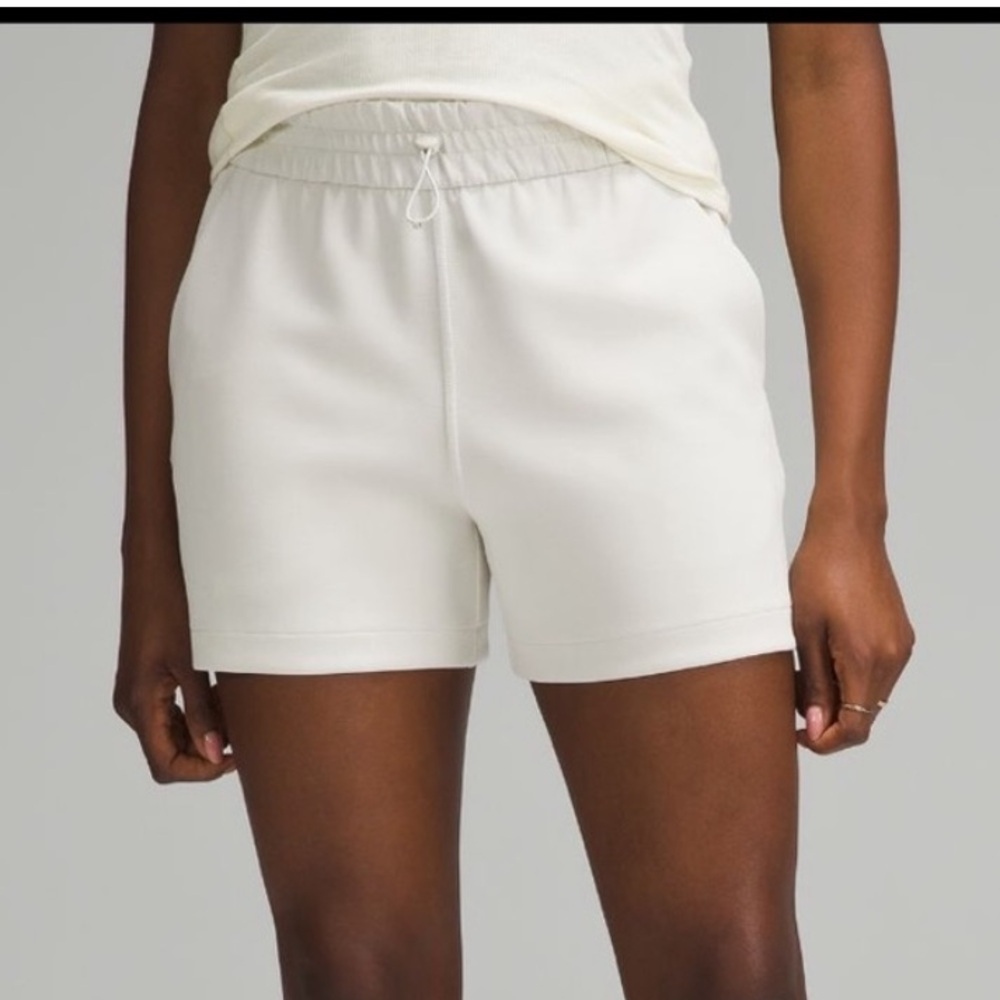Lululemon Softstreme High-Rise Short 4 Inch Size 4 Bone